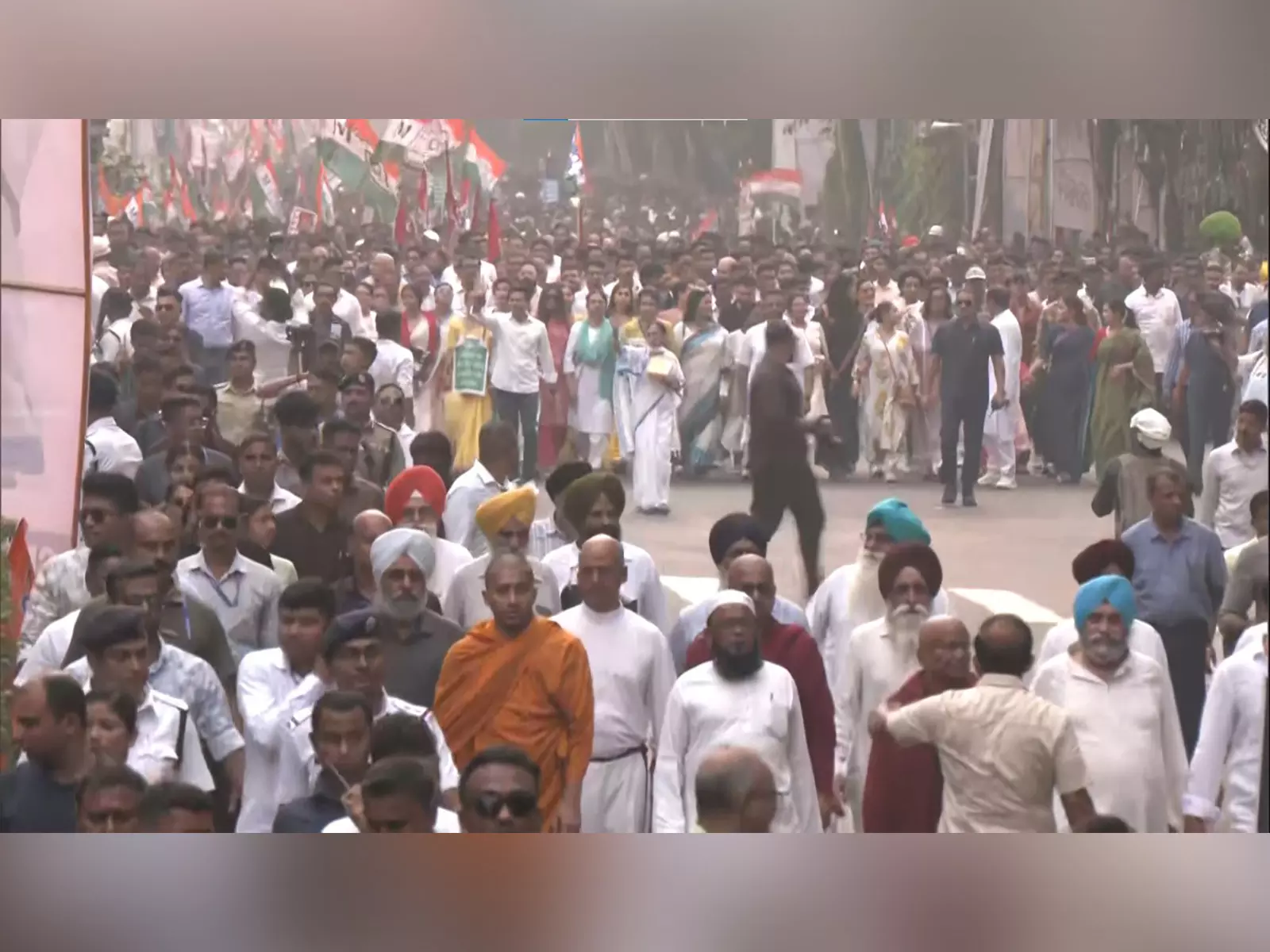 CM ममता बनर्जी ने एसआईआर के खिलाफ टीएमसी की मेगा रैली का किया नेतृत्व CM ममता बनर्जी ने एसआईआर के खिलाफ टीएमसी की मेगा रैली का किया नेतृत्व