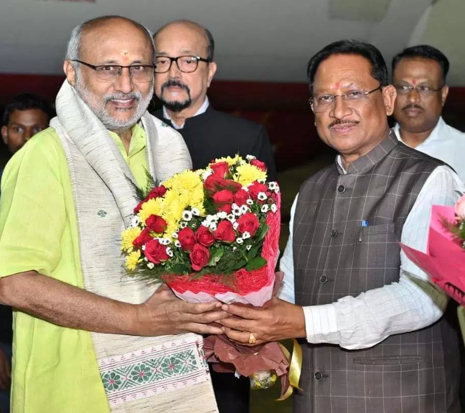 रायपुर पहुंचे उपराष्ट्रपति, राज्यपाल और CM साय ने किया स्वागत रायपुर पहुंचे उपराष्ट्रपति, राज्यपाल और CM साय ने किया स्वागत
