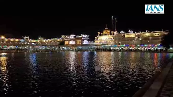 गुरु नानक जयंती की पूर्व संध्या पर स्वर्ण मंदिर रोशनी से नहाया, अमृतसर में श्रद्धा का माहौल गुरु नानक जयंती की पूर्व संध्या पर स्वर्ण मंदिर रोशनी से नहाया, अमृतसर में श्रद्धा का माहौल