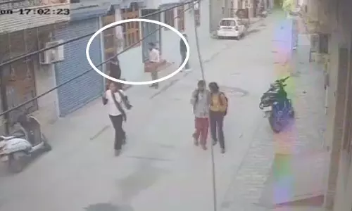OMG! लाइब्रेरी से लौट रही लड़की को गोली मारी, लाइव वीडियो सामने आया....