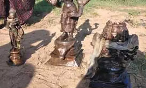 Tamil Nadu: चेरनमहादेवी के पास थामिरावरुणी नदी से ऐमपोन की मूर्तियां बरामद हुई