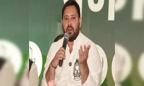 बिहार: चुनाव से पहले तेजस्वी यादव ने किया वादा, मकर संक्रांति को महिलाओं के खाते में भेजे जाएंगे 30,000 रुपए बिहार: चुनाव से पहले तेजस्वी यादव ने किया वादा, मकर संक्रांति को महिलाओं के खाते में भेजे जाएंगे 30,000 रुपए