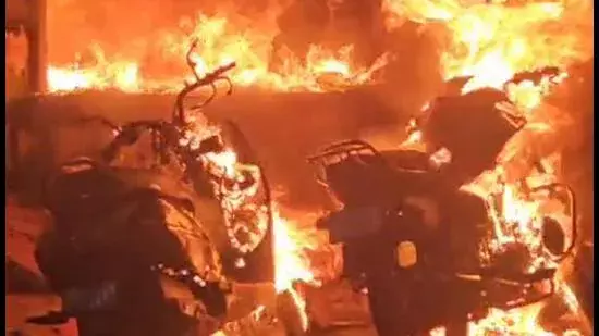 Gurugram में अवैध गैस रिफिलिंग की दुकान में आग लगने से तीन लोग घायल