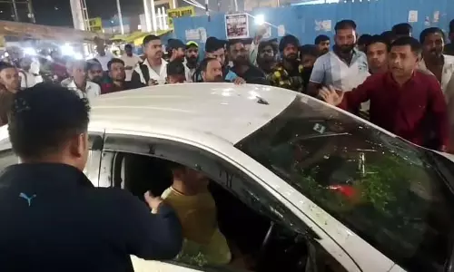 ITBP ऑफिसर नशे की हालत में गाड़ी चला रहा था, रेलवे स्टेशन के पास पांच पैदल चलने वालों को टक्कर मारी ITBP ऑफिसर नशे की हालत में गाड़ी चला रहा था, रेलवे स्टेशन के पास पांच पैदल चलने वालों को टक्कर मारी