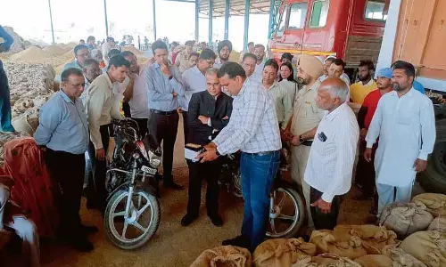 Punjab: अपील के बावजूद केंद्र ने अभी तक मानदंडों में ढील नहीं दी है, 80% धान मंडियों में पहुंच चुका
