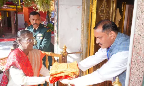 Nainital: द्रौपदी मुर्मु ने मां नयना देवी के दर्शन कर देश की खुशहाली की कामना की Nainital: द्रौपदी मुर्मु ने मां नयना देवी के दर्शन कर देश की खुशहाली की कामना की