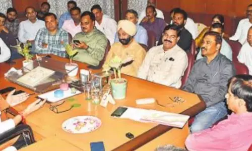 Bareilly: प्राचार्य के खिलाफ शिक्षकों का प्रदर्शन, दो बार हाजरी का विरोध