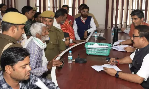 Bareilly: मृत्युप्रमाण पत्र के नाम पर मांगे दो हजार रुपये, शिकायत पहुंची डीएम तक Bareilly: मृत्युप्रमाण पत्र के नाम पर मांगे दो हजार रुपये, शिकायत पहुंची डीएम तक