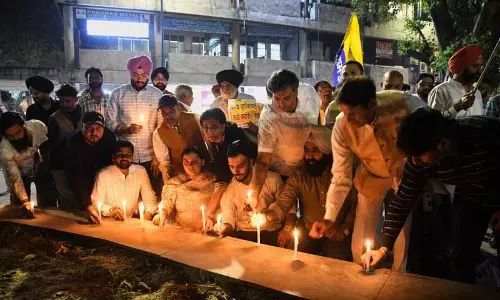 PU छात्रों ने गेट बंद कर अधिकारियों का घेराव किया, आप ने किया प्रदर्शन