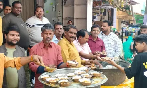 Bareilly: महाकाल भक्तों द्वारा भंडारा आयोजित, लोगों ने प्रसाद पाया Bareilly: महाकाल भक्तों द्वारा भंडारा आयोजित, लोगों ने प्रसाद पाया