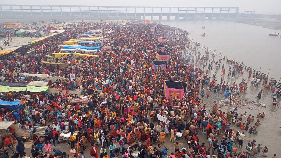 Bareilly: चौबारी मेले में दिखी श्रद्धा और उल्लास, रामगंगा तट पर जुटे भक्त