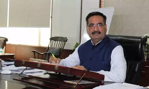 जीवन उन लोगों को पुरस्कृत करता है जो सपने देखने का साहस करते हैं: University Chancellor