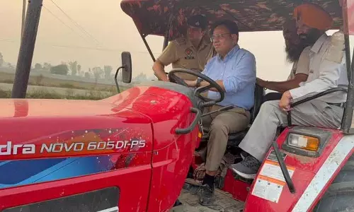 DC Kapurthala ने पराली प्रबंधन को बढ़ावा देने के लिए ट्रैक्टर चलाया DC Kapurthala ने पराली प्रबंधन को बढ़ावा देने के लिए ट्रैक्टर चलाया
