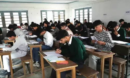 कश्मीर में 10वीं की परीक्षाएं शुरू, बडगाम उपचुनाव से बदला परीक्षा कार्यक्रम कश्मीर में 10वीं की परीक्षाएं शुरू, बडगाम उपचुनाव से बदला परीक्षा कार्यक्रम