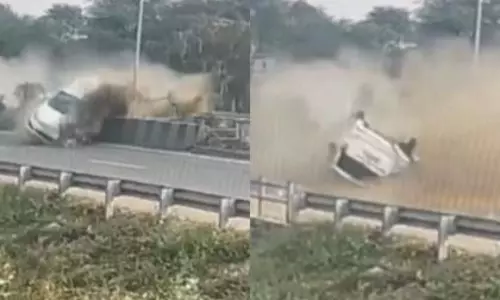पालनपुर-दीसा हाईवे पर दर्दनाक हादसा: डिवाइडर से टकराने के बाद कार पलटी पालनपुर-दीसा हाईवे पर दर्दनाक हादसा: डिवाइडर से टकराने के बाद कार पलटी