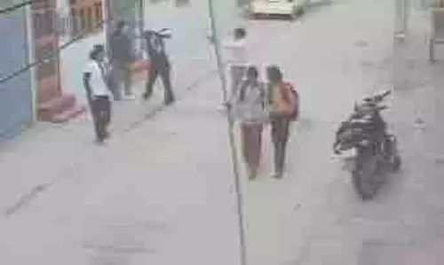 फरीदाबाद: लाइब्रेरी से लौट रही लड़की को मारी गोली, CCTV फुटेज सामने आया फरीदाबाद: लाइब्रेरी से लौट रही लड़की को मारी गोली, CCTV फुटेज सामने आया