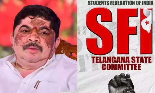 SFI कार्यकर्ताओं ने करीमनगर में परिवहन मंत्री पोन्नम प्रभाकर के घर पर धावा बोलने की कोशिश की
