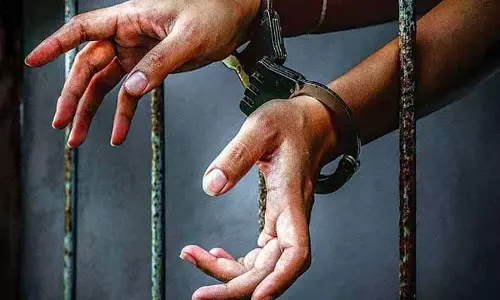 मुशीराबाद में आबकारी और NTF ने ड्रग रैकेट का भंडाफोड़ किया, शहर का डॉक्टर गिरफ्तार