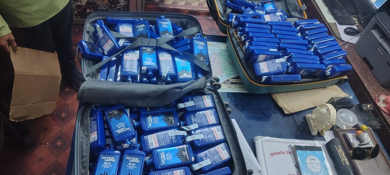 ट्रेन में यात्रा कर रही रीवा की 2 युवतियों को बड़ी मात्रा में शराब के साथ पकड़ा गया