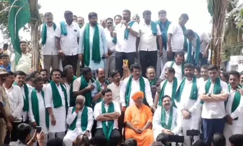 Karnataka: किसानों का गन्ना आंदोलन तेज, 3,500 रुपये प्रति क्विंटल की मांग Karnataka: किसानों का गन्ना आंदोलन तेज, 3,500 रुपये प्रति क्विंटल की मांग