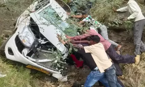 Champawat: नेपाल सीमा क्षेत्र में बड़ा हादसा, खाई में गिरी कार, दो की मौत Champawat: नेपाल सीमा क्षेत्र में बड़ा हादसा, खाई में गिरी कार, दो की मौत