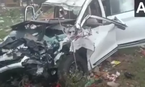 Barabanki में ट्रक-कार की भीषण टक्कर में छह लोगों की मौत, दो घायल Barabanki में ट्रक-कार की भीषण टक्कर में छह लोगों की मौत, दो घायल