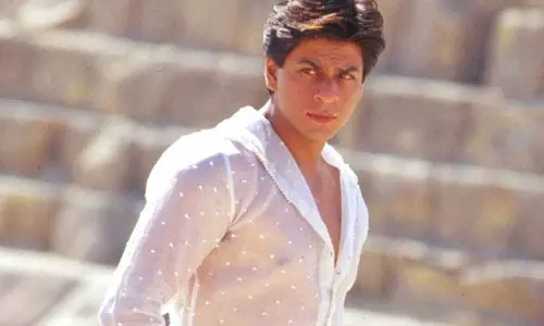 शाहरुख खान ने Kabhi Khushi Kabhie Gham में अपनी पारदर्शी शर्ट का मजाक उड़ाया शाहरुख खान ने Kabhi Khushi Kabhie Gham में अपनी पारदर्शी शर्ट का मजाक उड़ाया