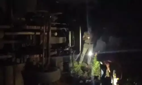 Andhra Pradesh में हैदराबाद जा रही बस पलटने से एक की मौत, कई घायल Andhra Pradesh में हैदराबाद जा रही बस पलटने से एक की मौत, कई घायल