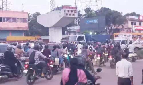 Kerala : अरूर-थुरवूर राष्ट्रीय राजमार्ग पर भीषण यातायात जाम Kerala : अरूर-थुरवूर राष्ट्रीय राजमार्ग पर भीषण यातायात जाम