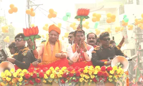 उत्तर प्रदेश के मुख्यमंत्री ने रोड शो किया, NDA उम्मीदवार संजय सरावगी के लिए प्रचार किया