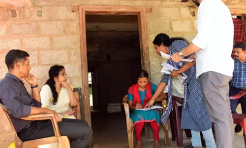 कथकली के सम्मान में केरल में SIR की शुरुआत, अधिकारी कलामंडलम गोपी से मिले
