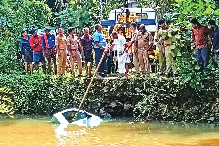 Kerala : कचरा संग्रहण के लिए नया वाहन उद्घाटन के तुरंत बाद त्रिशूर नदी में समा गया Kerala : कचरा संग्रहण के लिए नया वाहन उद्घाटन के तुरंत बाद त्रिशूर नदी में समा गया