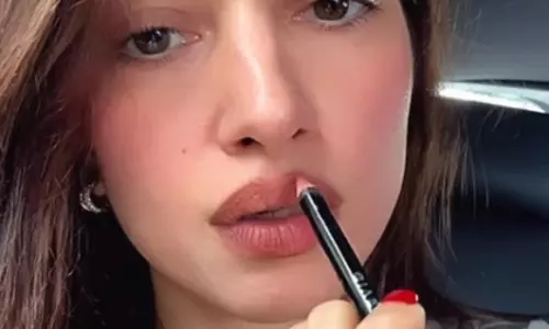 Tamannaah Bhatia ने कार में सर्जन के हाथों से किया अपना मेकअप Tamannaah Bhatia ने कार में सर्जन के हाथों से किया अपना मेकअप
