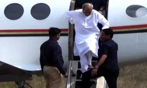 नुआपाड़ा उपचुनाव से पहले नवीन पटनायक के विमान का निरीक्षण
