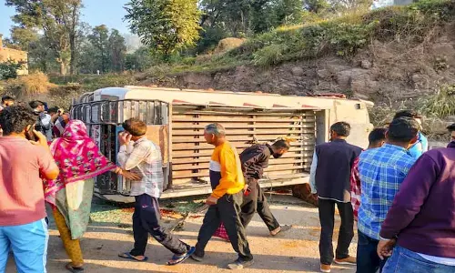 Rajouri में बस पलटने से 28 लोग घायल, कई छात्र भी शामिल Rajouri में बस पलटने से 28 लोग घायल, कई छात्र भी शामिल