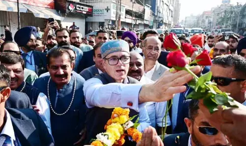 BJP के गढ़ में उमर का जोरदार स्वागत, दरबार मूव की वापसी का जश्न मनाते व्यापारियों के साथ पैदल चले