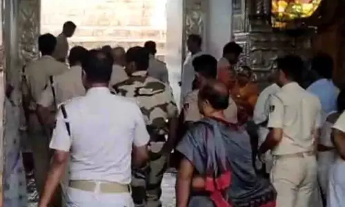 पुरी श्रीमंदिर में डालडा घी जब्त, सेवादार के खिलाफ जांच के आदेश पुरी श्रीमंदिर में डालडा घी जब्त, सेवादार के खिलाफ जांच के आदेश