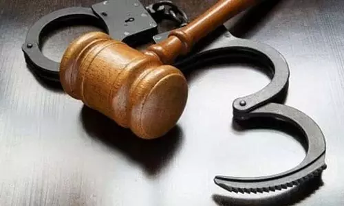 बॉम्बे HC ने 2011 के मुंबई ट्रिपल ब्लास्ट केस में 65 साल के आरोपी को ज़मानत दे दी बॉम्बे HC ने 2011 के मुंबई ट्रिपल ब्लास्ट केस में 65 साल के आरोपी को ज़मानत दे दी