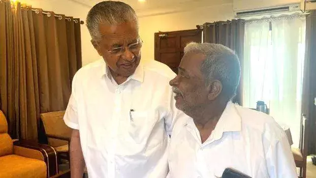 CM विजयन से मुलाकात के कुछ मिनट बाद व्यक्ति बेहोश होकर गिरे, हुई मौत CM विजयन से मुलाकात के कुछ मिनट बाद व्यक्ति बेहोश होकर गिरे, हुई मौत