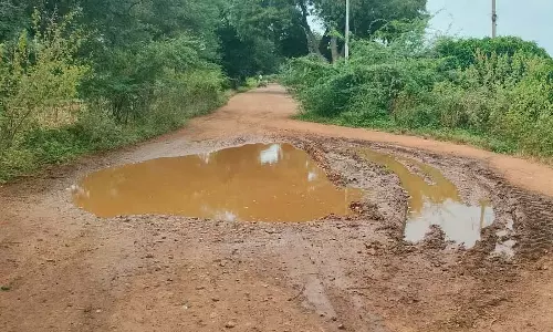 गोवनल-शिगली सड़क गड्ढों से खराब हो गई: बस सेवा पांच से छह साल के लिए बंद कर दी गई गोवनल-शिगली सड़क गड्ढों से खराब हो गई: बस सेवा पांच से छह साल के लिए बंद कर दी गई