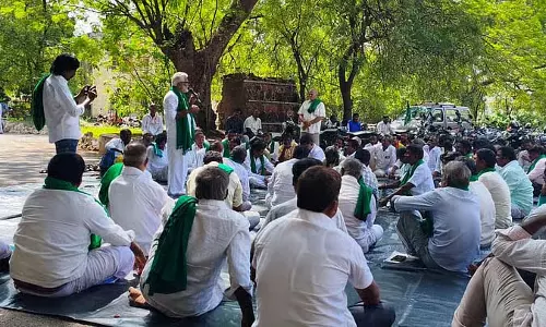 Bellary : सरकारी स्कूल के छात्रों को फल और सब्जियां बांटना शुरू हो गया है