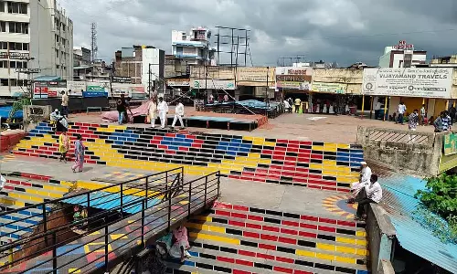Vijayapura : शास्त्री मार्केट की सीढ़ियों पर पेंट का काम किया गया Vijayapura : शास्त्री मार्केट की सीढ़ियों पर पेंट का काम किया गया
