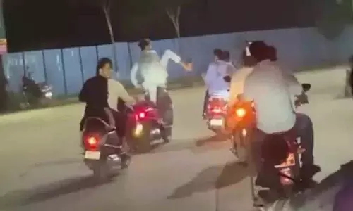 Thane में स्कूटी सवार ने असल ज़िंदगी में बाइक को लात मारी, फिर पुलिस ने किया ये हाल Thane में स्कूटी सवार ने असल ज़िंदगी में बाइक को लात मारी, फिर पुलिस ने किया ये हाल