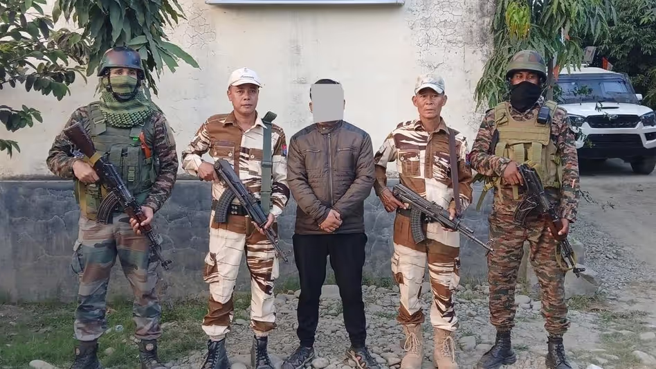 Manipur पुलिस ने इंफाल में उग्रवादी को गिरफ्तार किया, हथियार बरामद किए Manipur पुलिस ने इंफाल में उग्रवादी को गिरफ्तार किया, हथियार बरामद किए