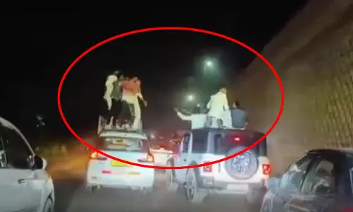 न पुलिस का डर, न कानून का खौफ...सड़क पर हुड़दंग का LIVE वीडियो