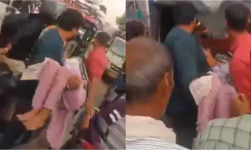 Deoria: ट्रैफिक जाम में फंसी एम्बुलेंस, पिता ले जा रहा बीमार बेटी