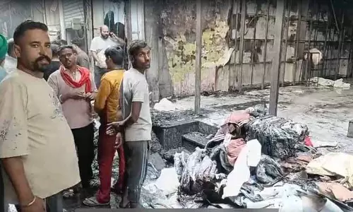 Gandhi Nagar Market की कपड़े की दुकान में भीषण आग