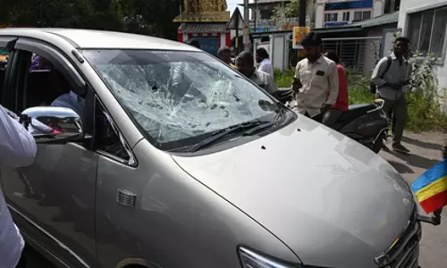 PMK गुट में झड़प: सलेम में विधायक अरुल के काफिले पर हमला, पांच घायल PMK गुट में झड़प: सलेम में विधायक अरुल के काफिले पर हमला, पांच घायल