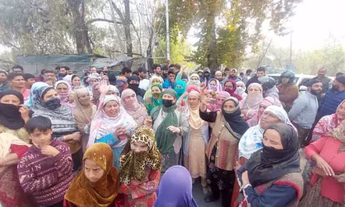 Srinagar: गडूरा निवासियों ने मीटर लगाने का विरोध किया