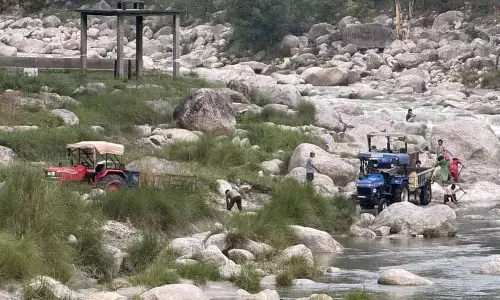 Palampur, सुलह में ब्यास की सहायक नदियों के किनारे अवैध खनन बेरोकटोक जारी Palampur, सुलह में ब्यास की सहायक नदियों के किनारे अवैध खनन बेरोकटोक जारी